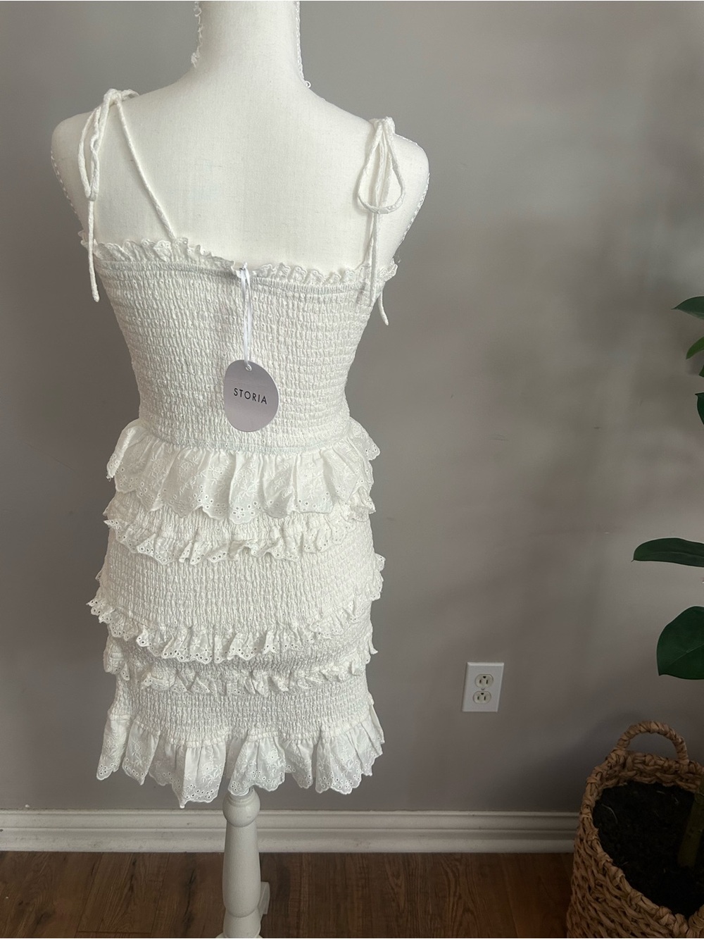 NWT Storia You Flatter Me White Eyelet Ruffle Smocked Bodycon Mini Dress - Picture 6 of 9